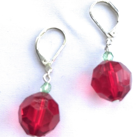 Red and Green Beaded Earrings Leverback Style - Picture 1 of 2